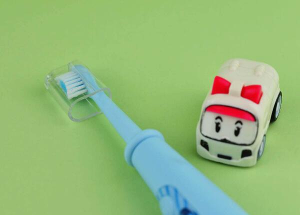 兒童用電動(dòng)牙刷和普通牙刷哪個(gè)好？選用兒童電動(dòng)牙刷的三大優(yōu)勢(shì)